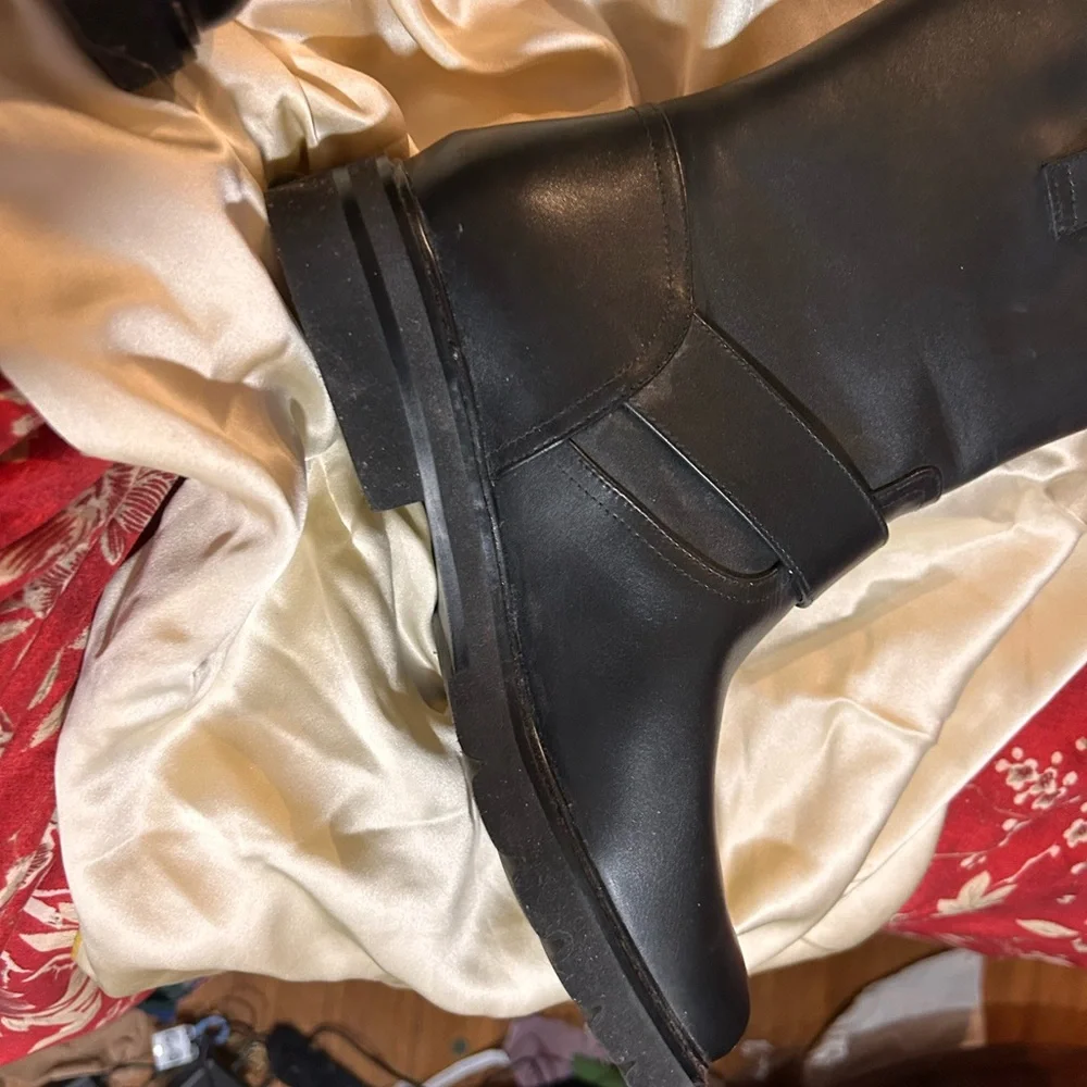 Black Stuart Weitzman new from box.  Size 8.5. Have a lovely circle with pearls - Picture 3 of 4